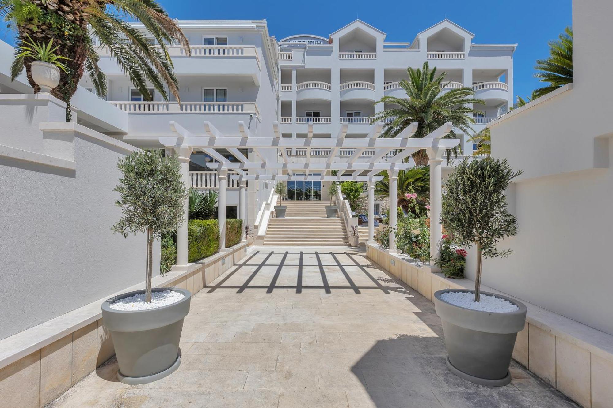 Laurentum Hotel